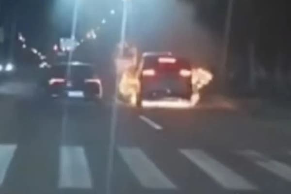 MPV điện Trung Quốc đang di chuyển bỗng cháy dữ dội, lửa "nuốt chửng" xe