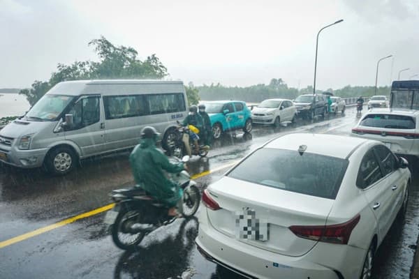 Hàng trăm ô tô được đưa lên cầu, xếp hàng dài để “chạy” lụt