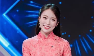 Váy áo giúp MC Khánh Vy tôn dáng