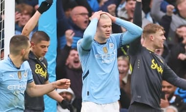 Vì tiền, Ngoại hạng Anh phá vỡ truyền thống trong 'Ngày tặng quà'