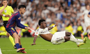 Wenger: 'Real gặp Barca như người lớn đấu trẻ con'