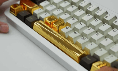 Nhân viên được thưởng phím vàng nguyên chất