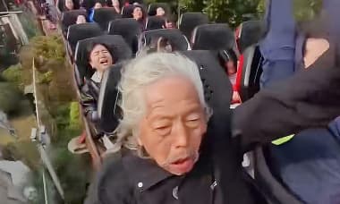 Ông cụ 75 tuổi 'nghiện' đi tàu lượn siêu tốc