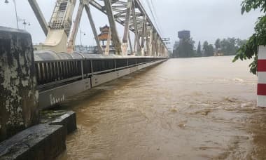 Hàng nghìn khách dừng đi tàu Bắc - Nam do lũ lớn ở miền Trung