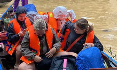 Dùng thuyền sơ tán khách Tây khỏi vùng ngập ở Hội An