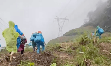 Băng rừng, lội suối cứu trợ người mắc kẹt trên đèo Lò Xo